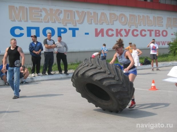 Выходят на арену силачи
