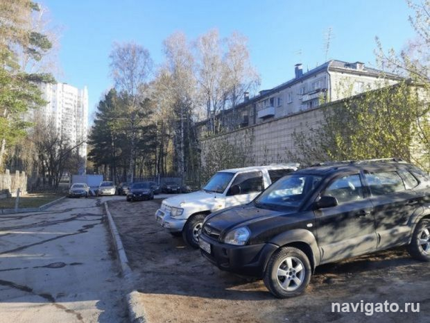 За парковку на газонах