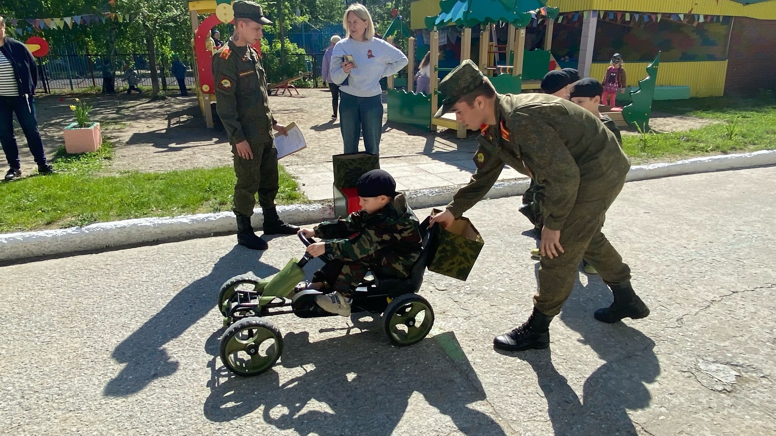 Малыши из шести детсадов соревновались в беге, стрельбе и первой помощи