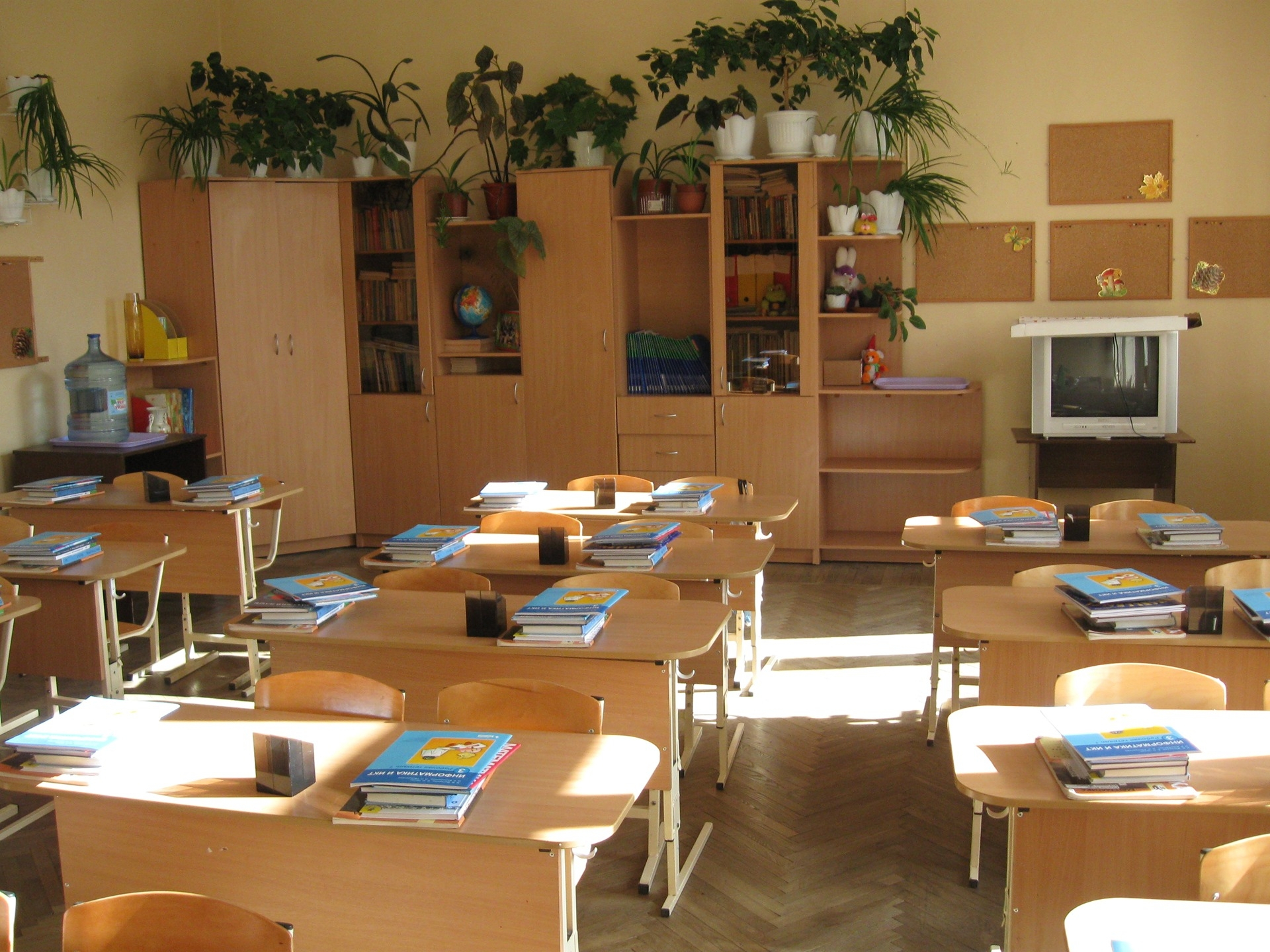 организация учительского стола в классе