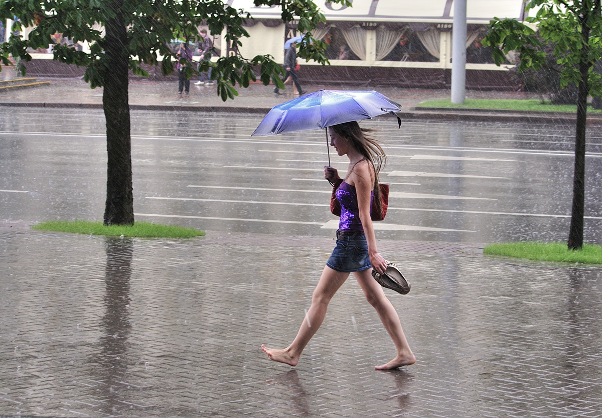 Душно и влажно. Летний ливень. Девушка под дождем. Дождливое лето. Босиком под дождем.