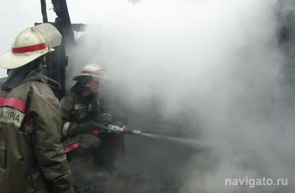 На Варшавской загорелись опилки