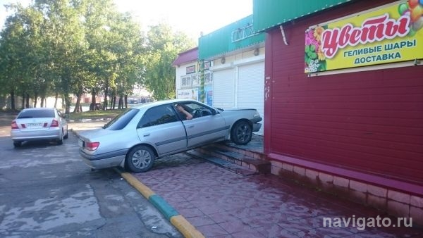 Пьяный на «Карине» сбил женщину на крыльце магазина в Бердске