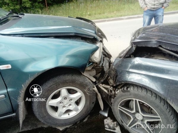 Два Мерседеса столкнулись в Нижней Ельцовке