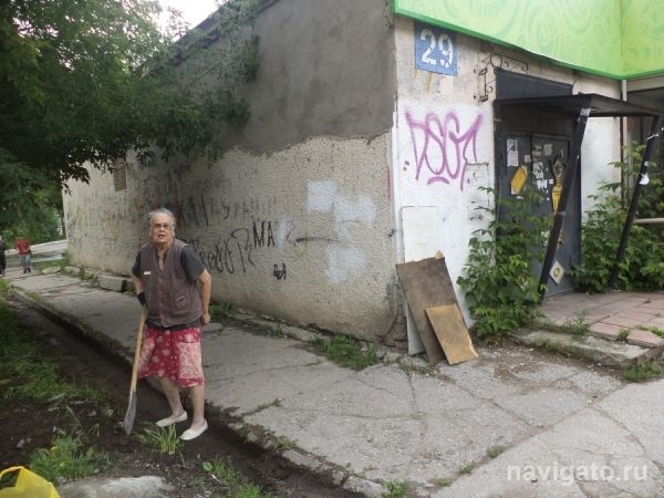 На Российской жители взялись за лопаты
