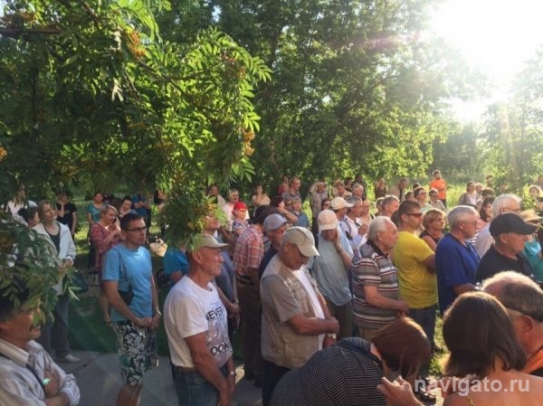 300 новосибирцев вышли на митинг против застройки пустыря на Демакова