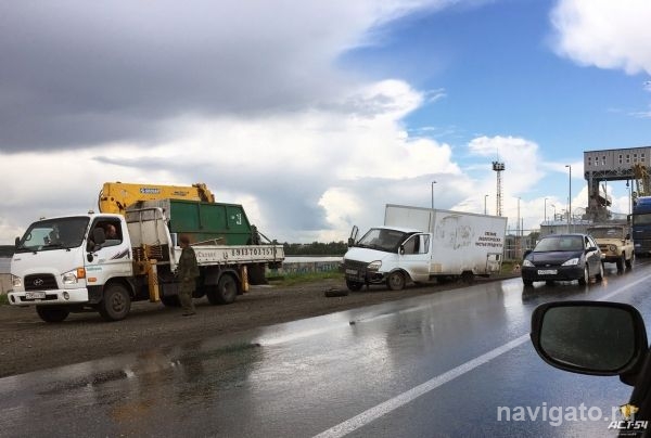 Газель с отвалившимся колесом спровоцировала пробку в Советском районе