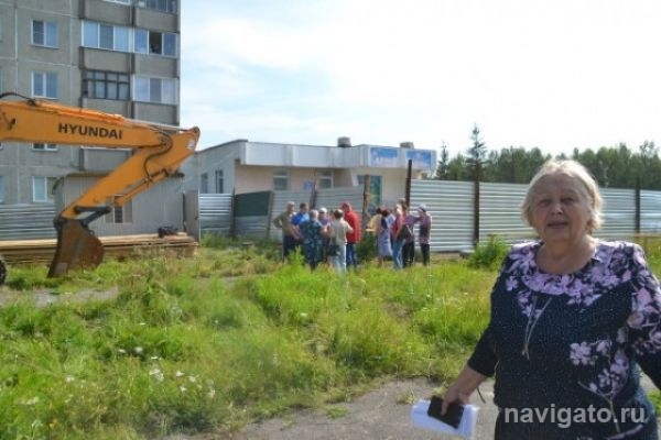 С автоматами охраняют от возмущенных жителей стройплощадку в Бердске