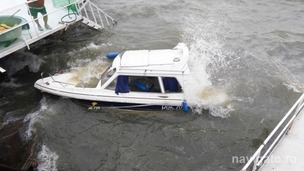 Катер с заглохшим двигателем прибило к пирсу в Советском районе