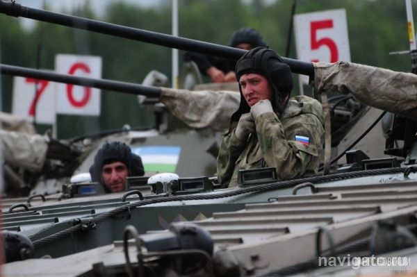 Разведчики устроили гонки на броневиках под Новосибирском
