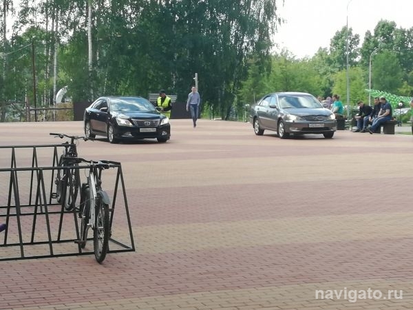 Чиновничьи Camry OOO на тротуарах Академа возмутили жителей
