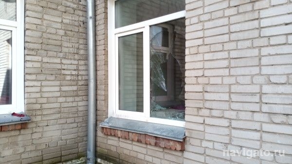 Пьяный хулиган разбил окно в детской поликлинике Бердска