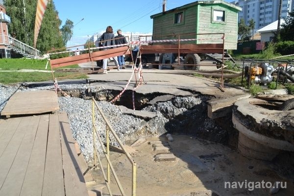 В Бердске из-за гнилого коллектора обрушился тротуар