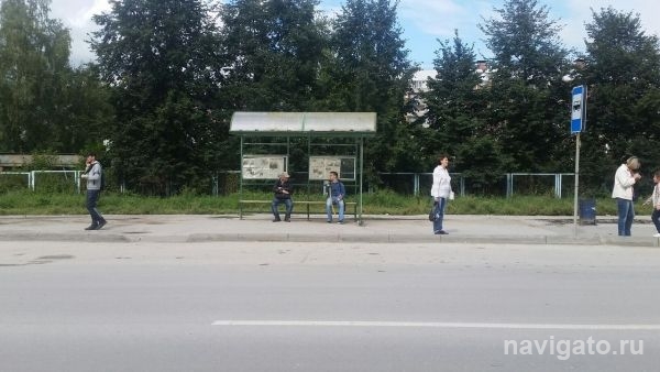На улице Демакова установили временный остановочный павильон