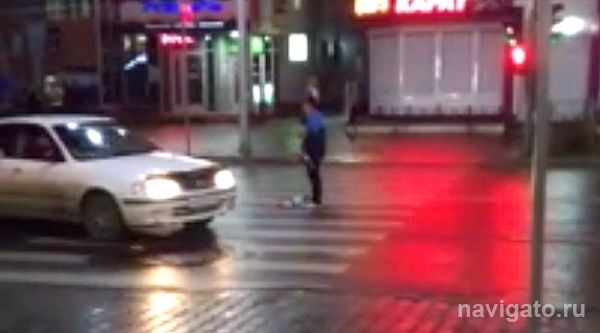 Дама с арбузом заблокировала движение на главной улице Бердска
