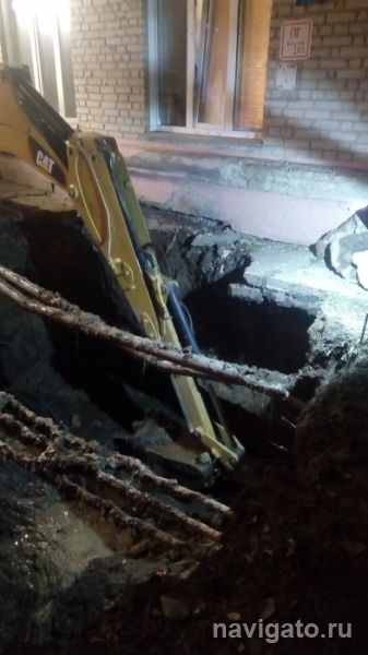 Рядом с жилым домом появилась пятиметровая яма