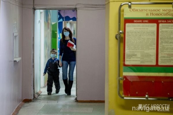 Женщина пожаловалась на огромную очередь в детской поликлинике на ОбьГЭС