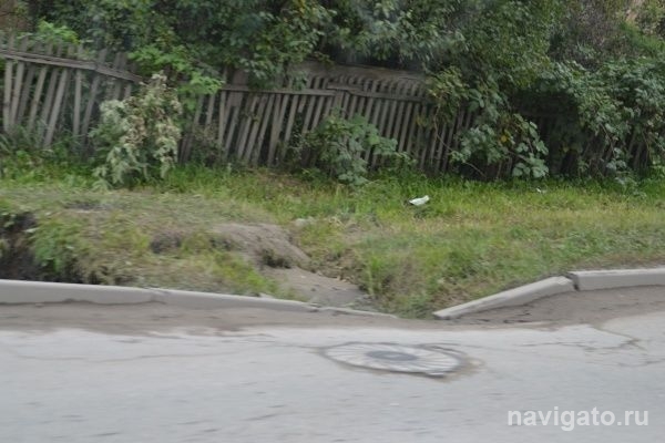 Провалились под землю бордюр и газон в Бердске