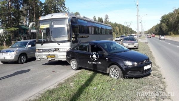 Рейсовый автобус ударил Volkswagen Polo на Бердском шоссе
