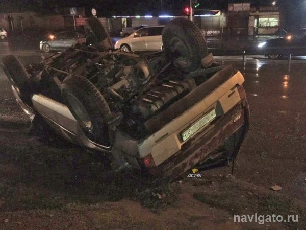 Возле Нижней Ельцовки перевернулся автомобиль