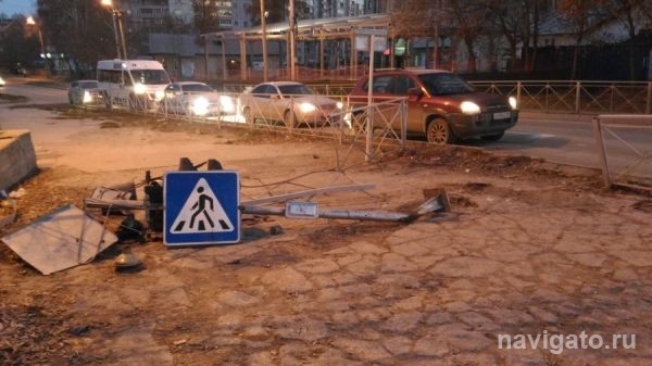 Автомобиль снёс три светофора и дорожный знак в Академгородке