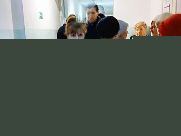 В одной из поликлиник Советского района выстроилась очередь за лекарствами