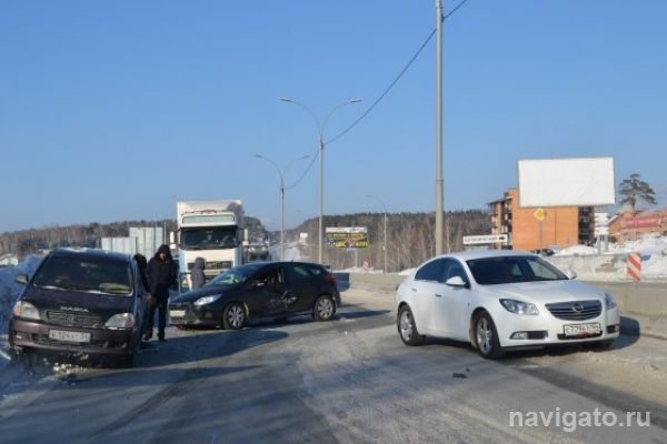 Гигантская пробка стоит на трассе М-52 под Бердском