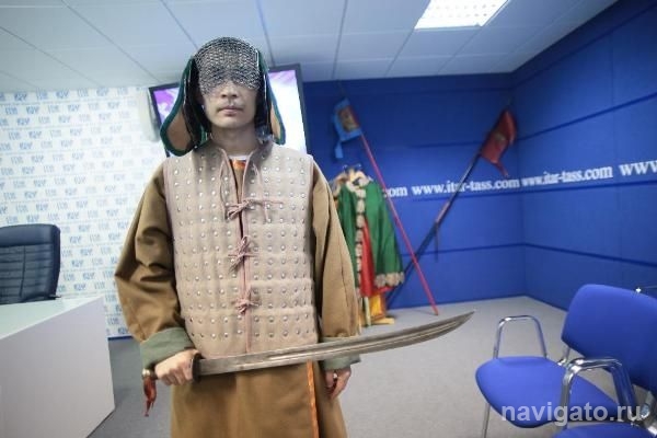 Археологи НГУ представили пояс древнего воина со «смайликами»
