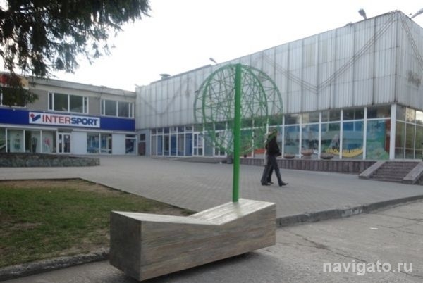 Бульдозер снес Лавку примирения у Торгового центра