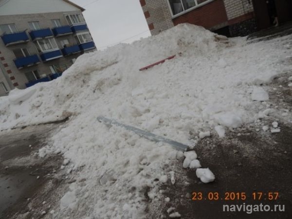 Ребенка в Бердске накрыло сошедшим с крыши снегом