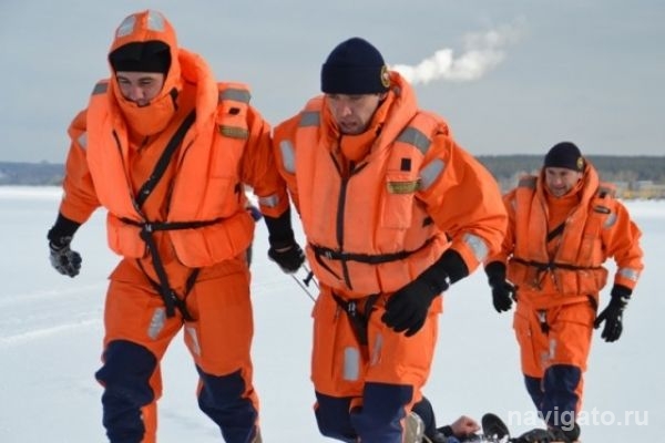 Ночью спасатели нашли замерзающего мужчину на льдине в районе ОбьГЭС