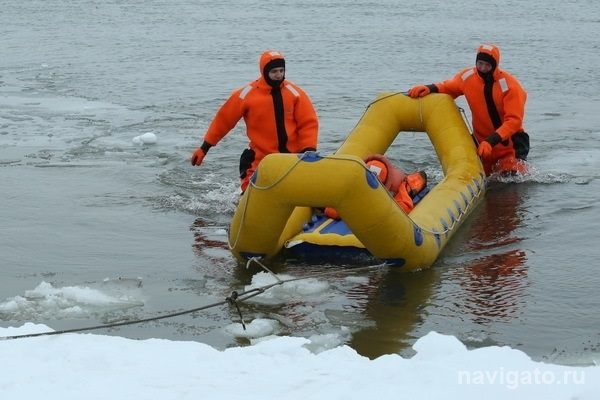 Мужчина провалился под лед на Шлюзе