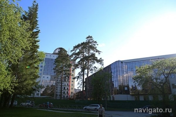 На здании нового корпуса НГУ установили купол