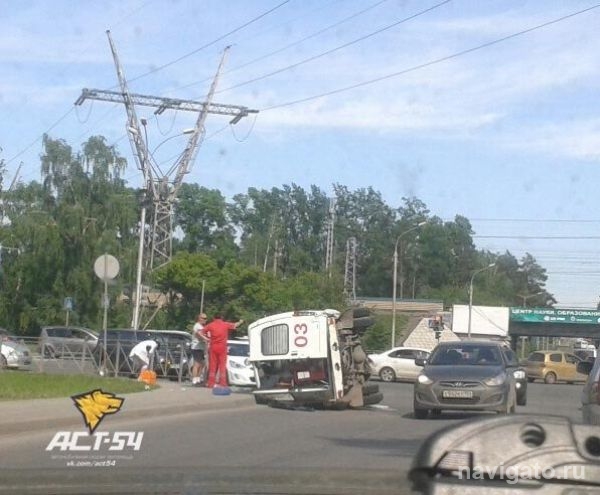 BMW опрокинул «скорую» на въезде в Академгородок