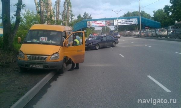 Мерседес протаранил маршрутку с пассажирами на Бердском шоссе