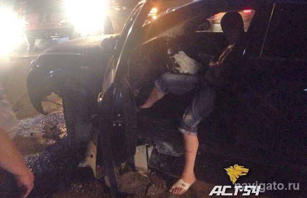 Пьяный водитель Toyota Camry врезался в отбойник на Бердском шоссе