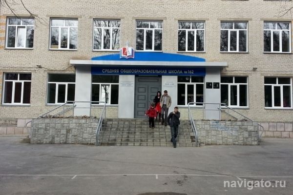 Родители попросили у мэра парковку для школы №162