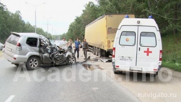 На Бердском шоссе внедорожник влетел в припаркованную фуру