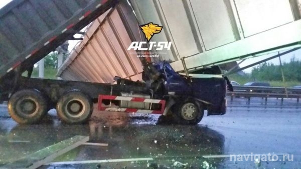 Грузовик обрушил пешеходный мост на Советском шоссе: водитель погиб