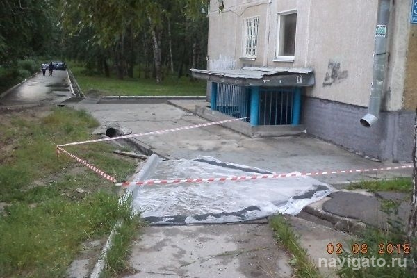 Возле почтового отделения № 117 чинят водосток