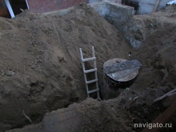 На стройке в Бердске произошло обрушение траншеи. Есть жертвы
