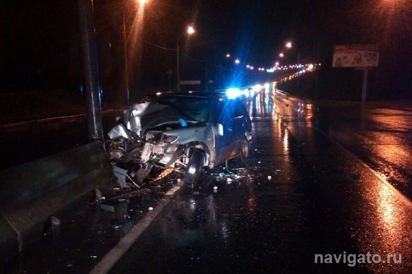 «Тойота» снесла разделитель и столб на Бердском шоссе