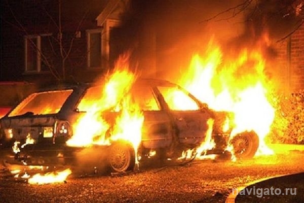 На Героев Труда сгорел автомобиль