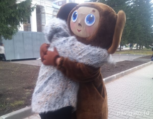 В Бердске прошли обнимашки с Чебурашкой