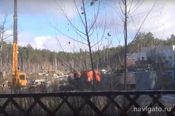 Клиника Мешалкина приступила к ликвидации свалки в лесу