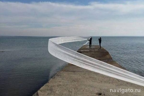 Японский художник создал эфемерную инсталляцию на берегу Обского моря