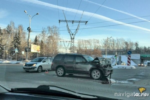Авария на перекрестке Бердского шоссе и проспекта Строителей