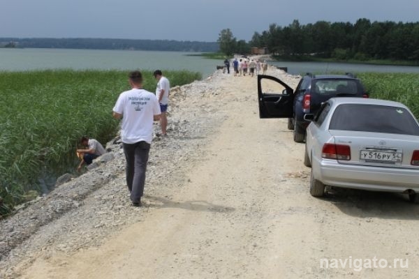 Прокуратура потребовала снести дамбу к острову в Бердском заливе