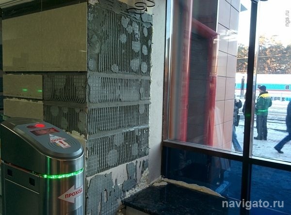 Со здания вокзала на Сеятеле отваливается плитка