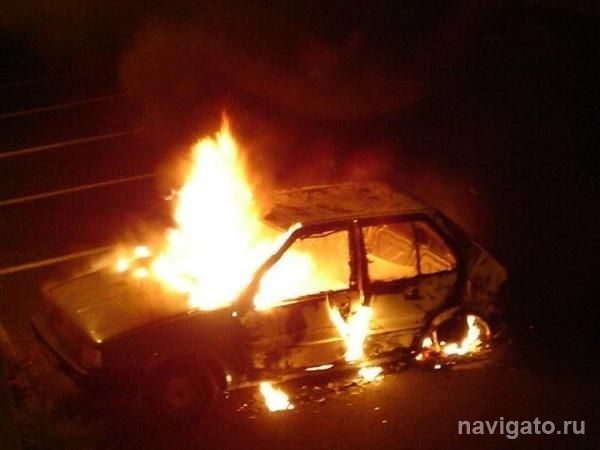 Хозяин сам потушил загоревшийся автомобиль